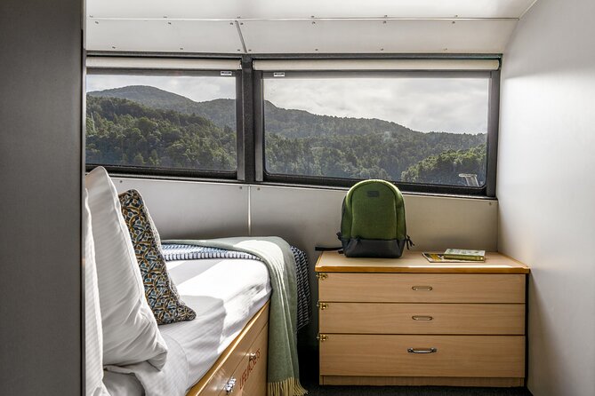 Milford Sound Overnight Cruise Fiordland Jewel - Kayaking close-up: the part you’ll remember