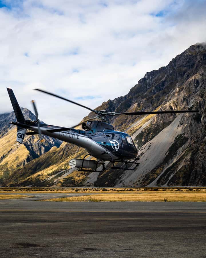 Mount Cook: Ski Plane and Helicopter Glacier Combo Flight - Swapping Aircraft Back at Mount Cook Airport: The Return Flight View