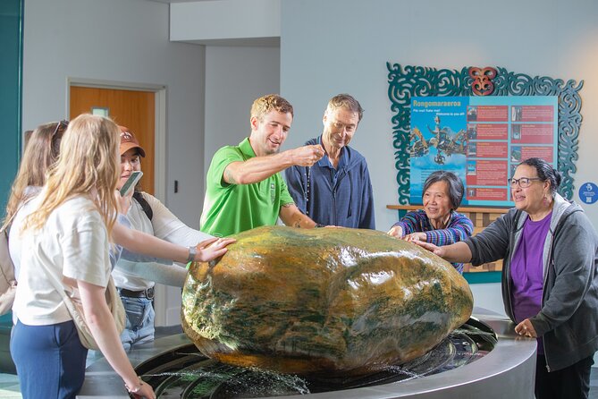 Museum of New Zealand Te Papa Tongarewa: Introducing Te Papa Tour - Your 60-minute route: art, culture, and science in one story