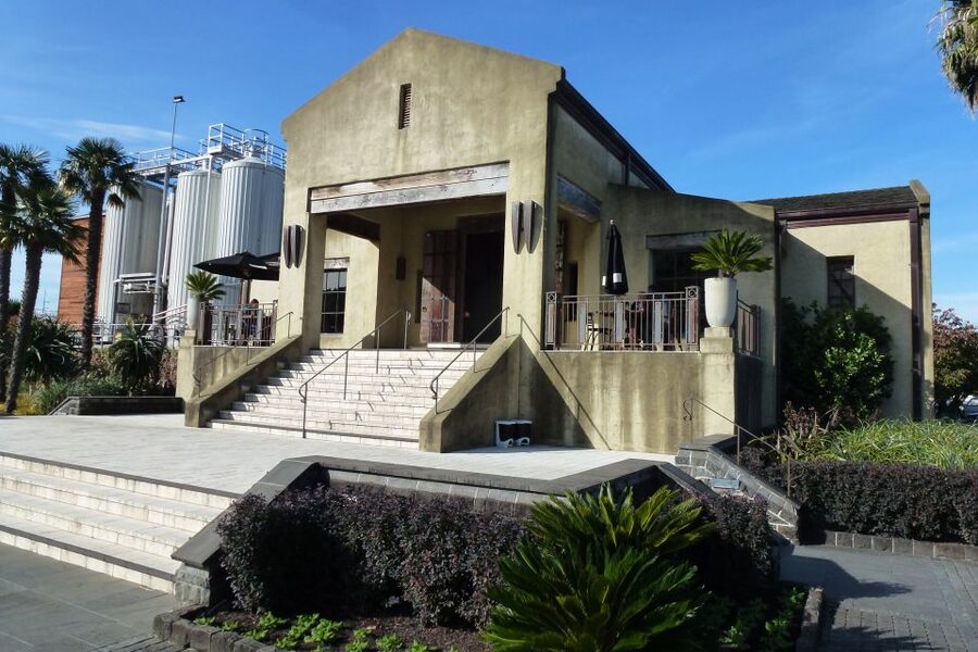 Napier: Winery + Gin Tasting Tour with Lunch Thu Fri Sat - National Tobacco Building Gin Tasting in Ahuriri
