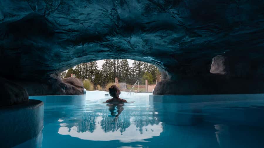 Ōpuke Thermal Pools: Adults-Only Entry with Swim Up Bar - The swim-up bar experience (and what’s included vs extra)