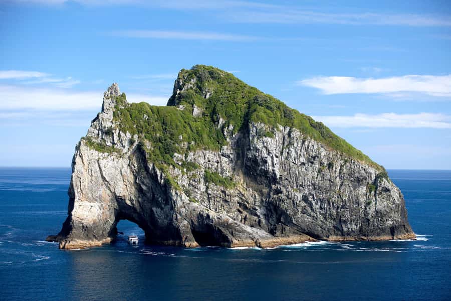 Paihia/Russell: Hole in the Rock and Bay of Islands Cruise - Rakaumangamanga Peninsula to Cape Brett, where the views build