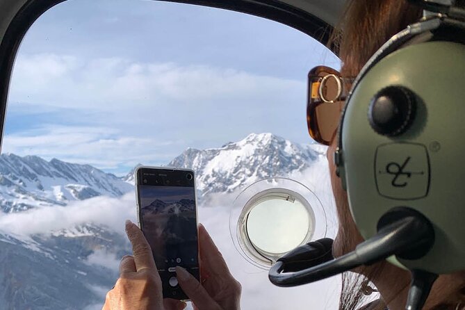 Pilot’s Choice: 2 Glaciers & Snow Landing – 35min - What it’s like on the ground: check-in, transfers, and the big-framed plan