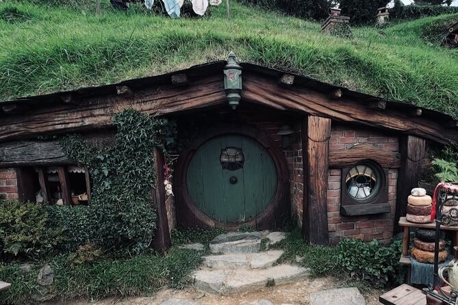 Private Hobbiton Movie Set and Rotorua Day Trip from Auckland - Wai-O-Tapu Thermal Wonderland: color, steam, and a one-hour hit
