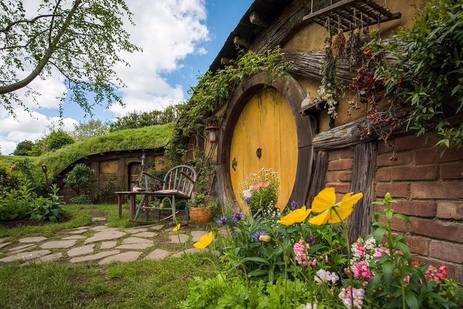 Private Luxury Tour to Hobbiton Movie Set & Waitimo Glowworm Cave - Waitomo Glowworm Caves: two levels and a boat ride under real stars