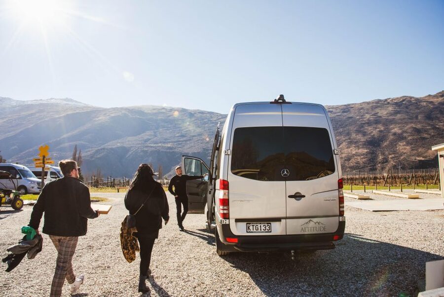 Queenstown: Helicopter & Wine Tasting Tour - Kinross Cottages: tastings, a lunch window, and strong hosting