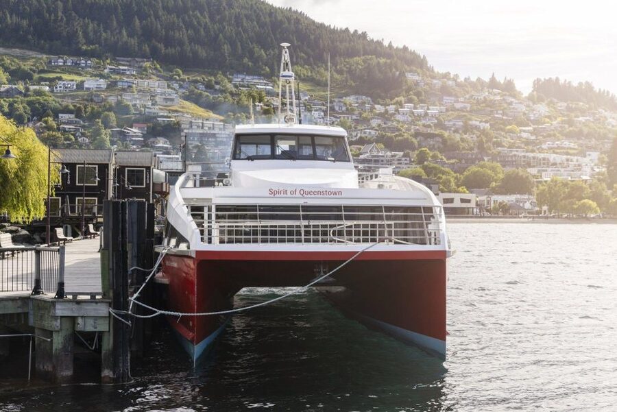 Queenstown: Lake Whakatipu Boat Trip - Food and drinks that turn the cruise into an event
