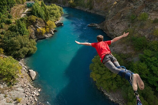Queenstown Sightseeing Tour: Highlights of Queenstown - Stop 1: Queenstown Hill for Lake Wakatipu views and LOTR photo angles