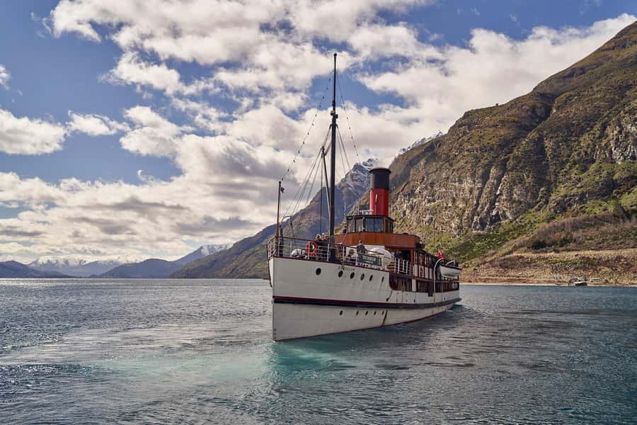 Queenstown: TSS Earnslaw Cruise of Lake Whakatipu - The 90-minute cruise flow, and when you’ll want to sit outside