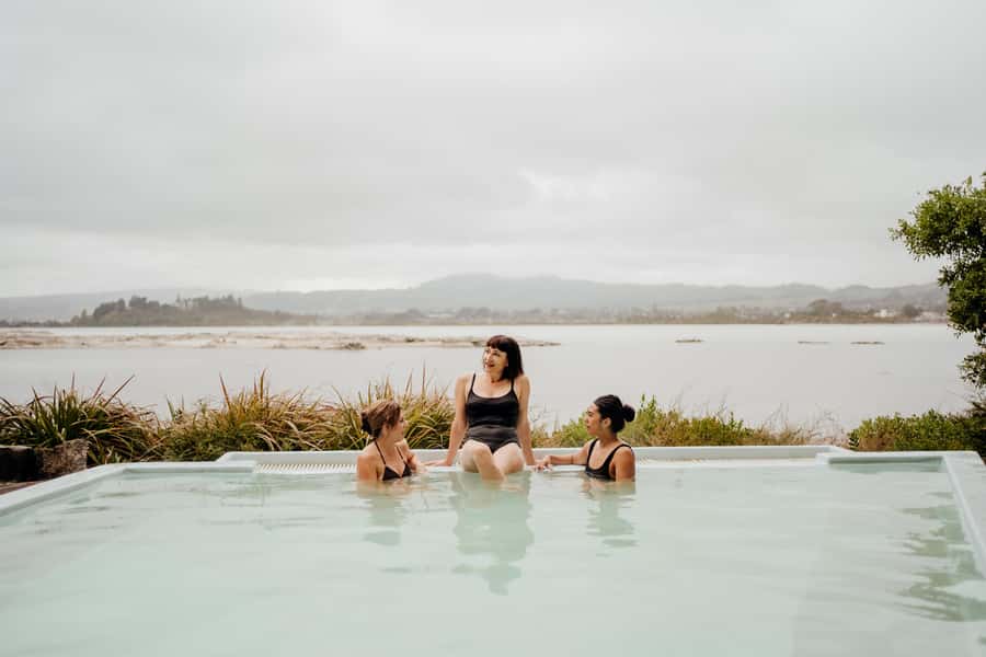 Rotorua Lake: Deluxe Lake Spa Geothermal Hot Spring Bathing - Deluxe Lake Spa at Polynesian Spa: what the experience feels like