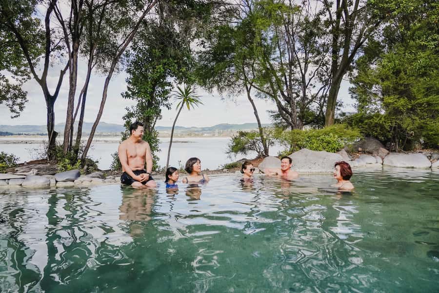 Rotorua Lake: Deluxe Lake Spa Geothermal Hot Spring Bathing - The five mineral pools plus a cold plunge, pool by pool