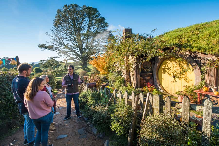Rotorua: One-Way Trip to Auckland via Hobbiton & Waitomo - Party Marquee Lunch in Hobbiton, With a Green Dragon Drink