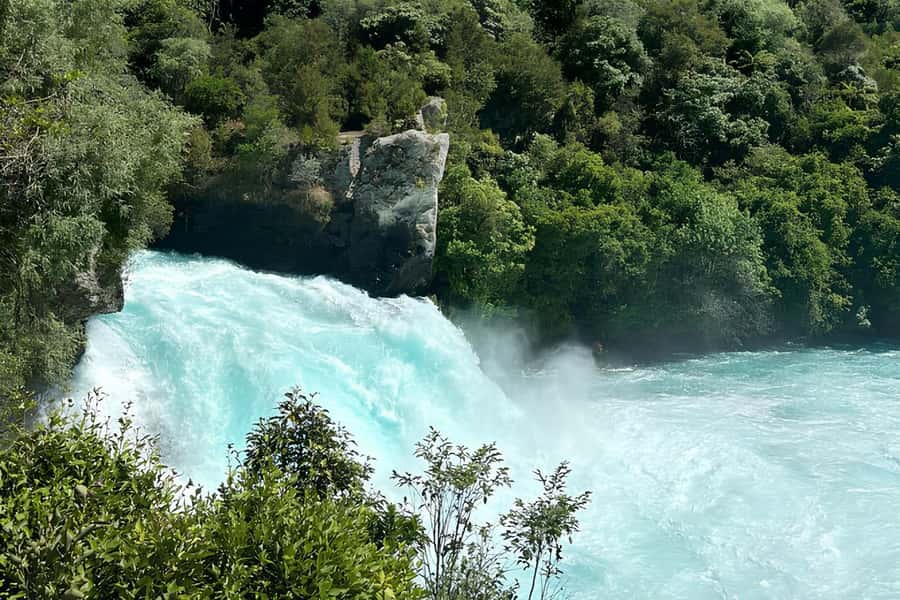 Rotorua & Taupo DayTour Waiotapu & Huka Falls from Auckland - Guides make or break the day, and this one gets good marks