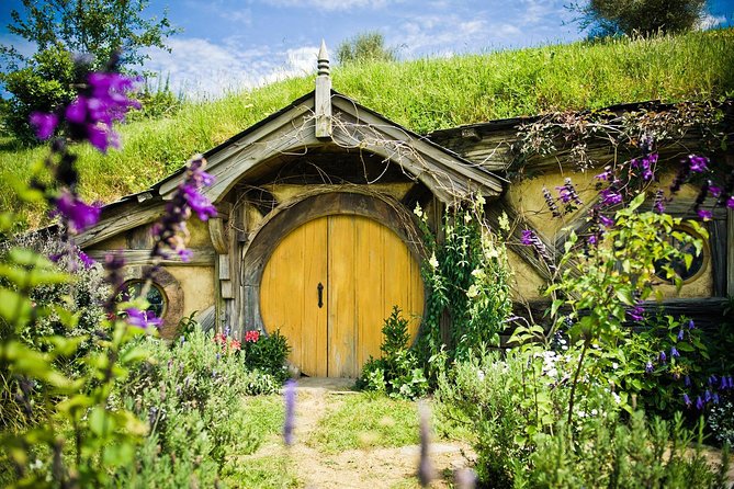 Rotorua to Auckland via Hobbiton Tour with Lunch - One Way - Lunch at the Green Dragon Inn: included, filling, and practical