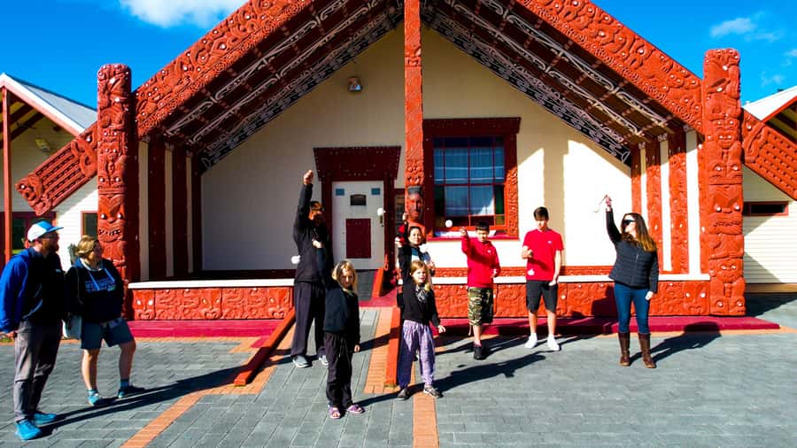 Rotorua: Whakarewarewa Village Guided Tour - How the 1-hour format fits Rotorua without burning your day