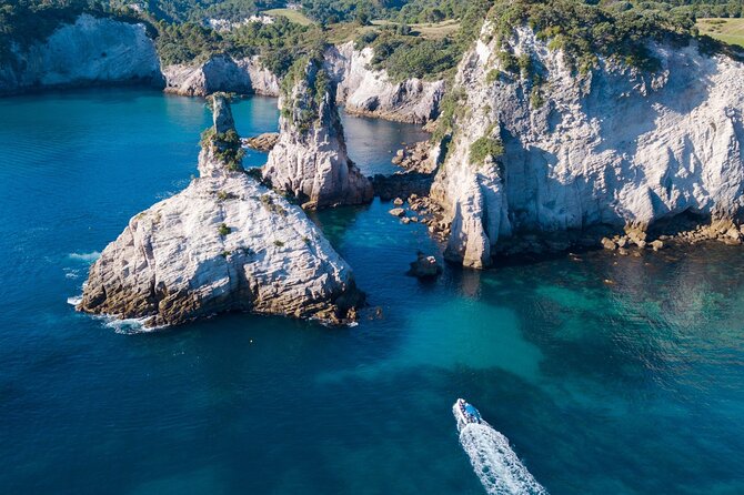 Sea Cave Adventures in the Coromandel - A Whitianga sea cave tour that actually goes into the caves