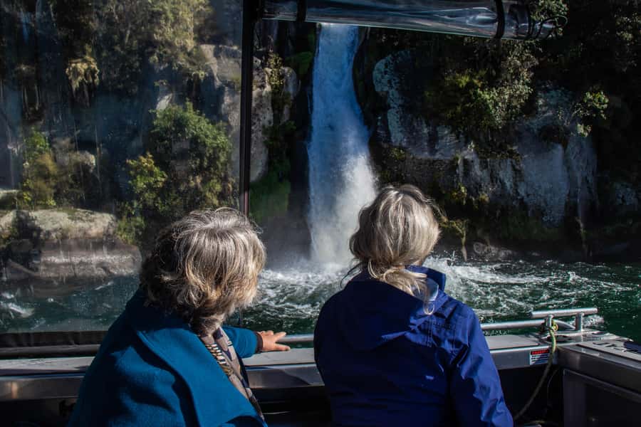 Taupo: Lake Taupo Western Bays Catamaran Tour with Bush Walk - Meeting at Kinloch Marina, and finding the right boat