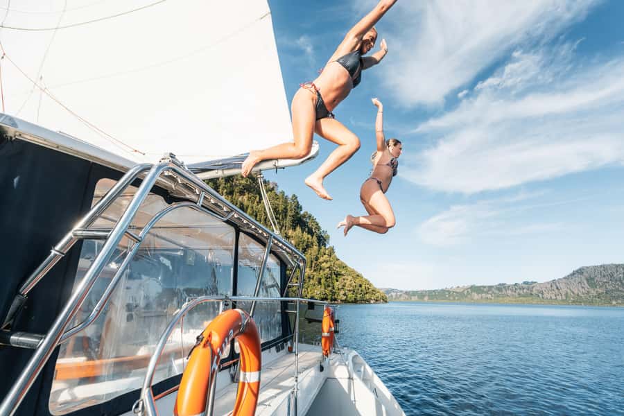 Taupo: Māori Rock Carvings Lake Taupo Catamaran Tour - Snacks, drinks, and how to time your photos