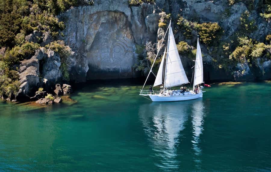 Taupō: Sail Barbary Eco Sailing to the Maori Rock Carvings - The main event, Mine Bay Māori Rock Carvings