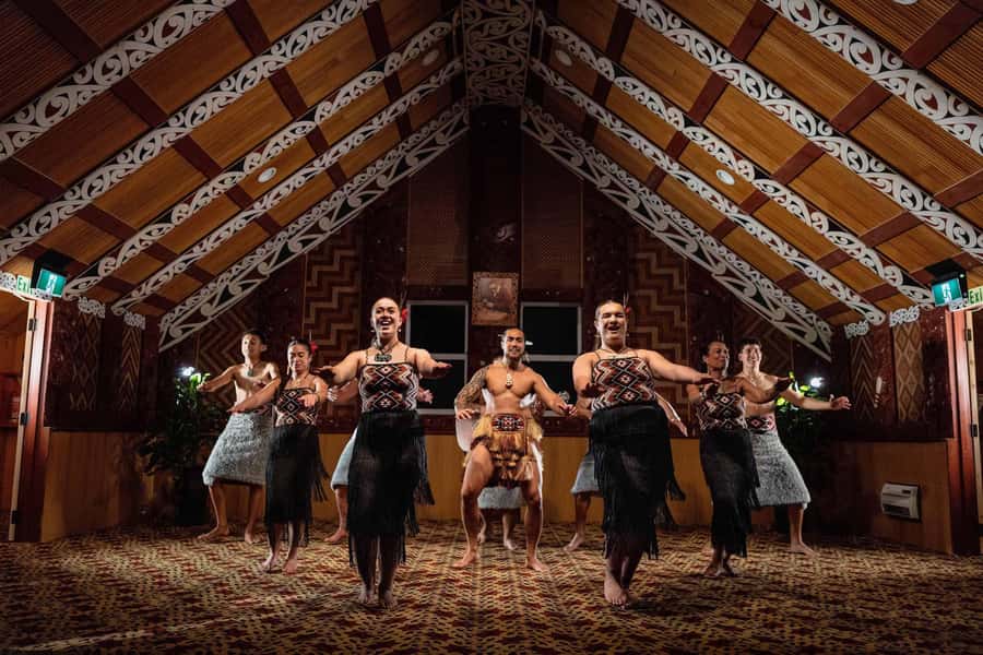 Te Puia: Te Pō Evening Hāngī Buffet and Cultural Experience - Electric shuttle to the geothermal valley