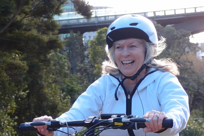 The Classic: our most popular electric bike tour of Auckland's Highlights - Guides and safety: why the headset changes everything