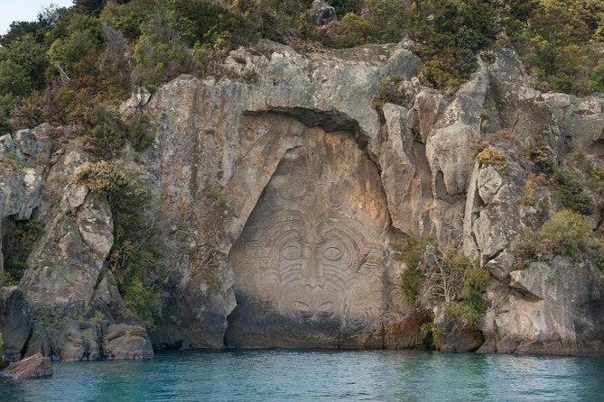 The Maori Carvings Half Day Kayak - Guides and equipment: what “good instruction” looks like here