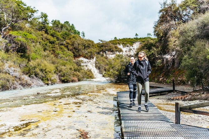 Wai-O-Tapu Thermal Wonderland, Rotorua, New Zealand - Lady Knox Geyser at 10:15, What You Actually See