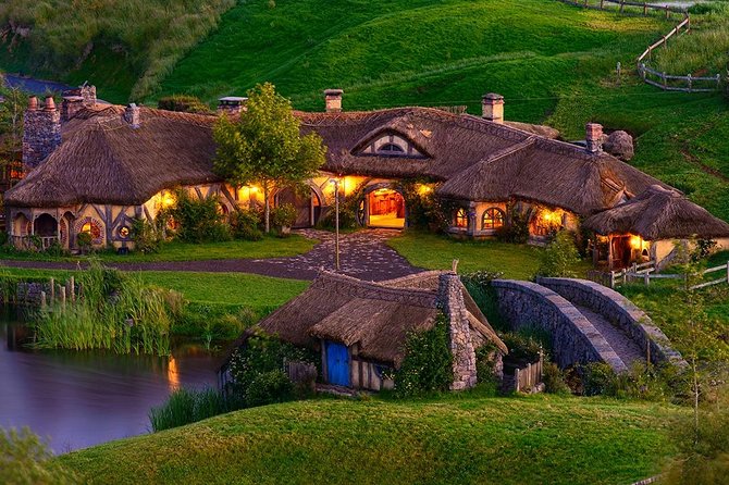 Waitomo Caves & Hobbiton Small Group Tour inc Lunch from Auckland - Karapiro Lake: quick views and a reminder you are still in New Zealand