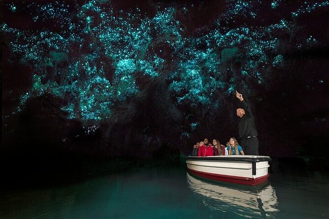Waitomo Glow Worm Caves & Te Puia - Rotorua's Geothermal Valley - Māori village and the Carving and Weaving Institute: culture with a time limit