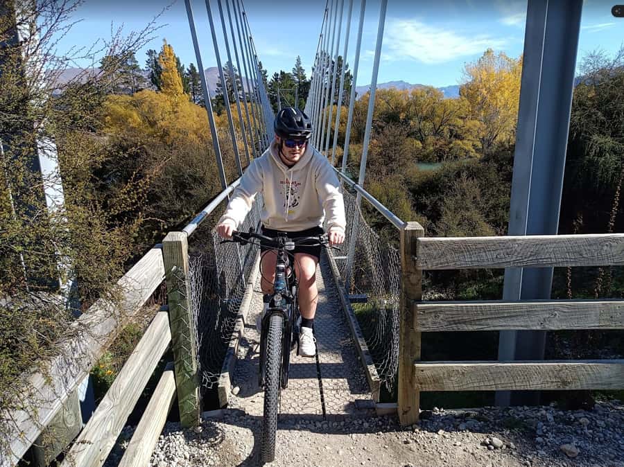 Wānaka And Hāwea: Trail Ride on Bike or E-Bike - Bike setup, helmets, and why the e-bike choice is practical, not just comfy